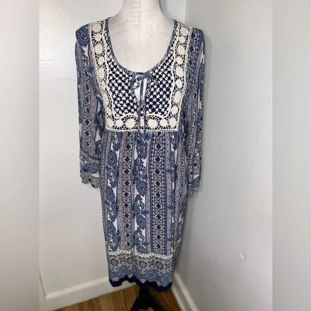 Naïf,‎ L, paisley print gauze midi w/embroidered keyhole yoke w tie, 3/4 bell